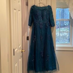 Formal gown-evening, sleeves could be altered to make it sleeveless size 10